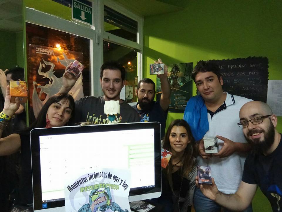 33. En un torneo de Magic The Gathering™ con un grupo de gente mostrando sus mazos. +1 a quien muestre la clasificación final con el mayor número de p