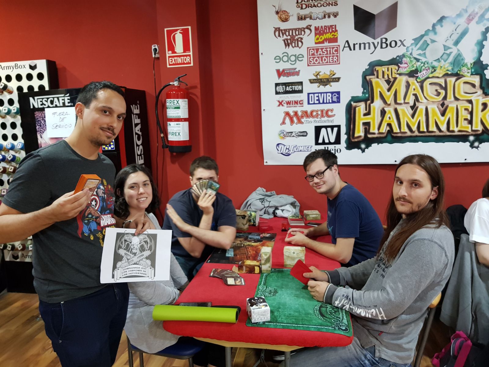 33. En un torneo de Magic The Gathering™ con un grupo de gente mostrando sus mazos. +1 a quien muestre la clasificación final con el mayor número de p