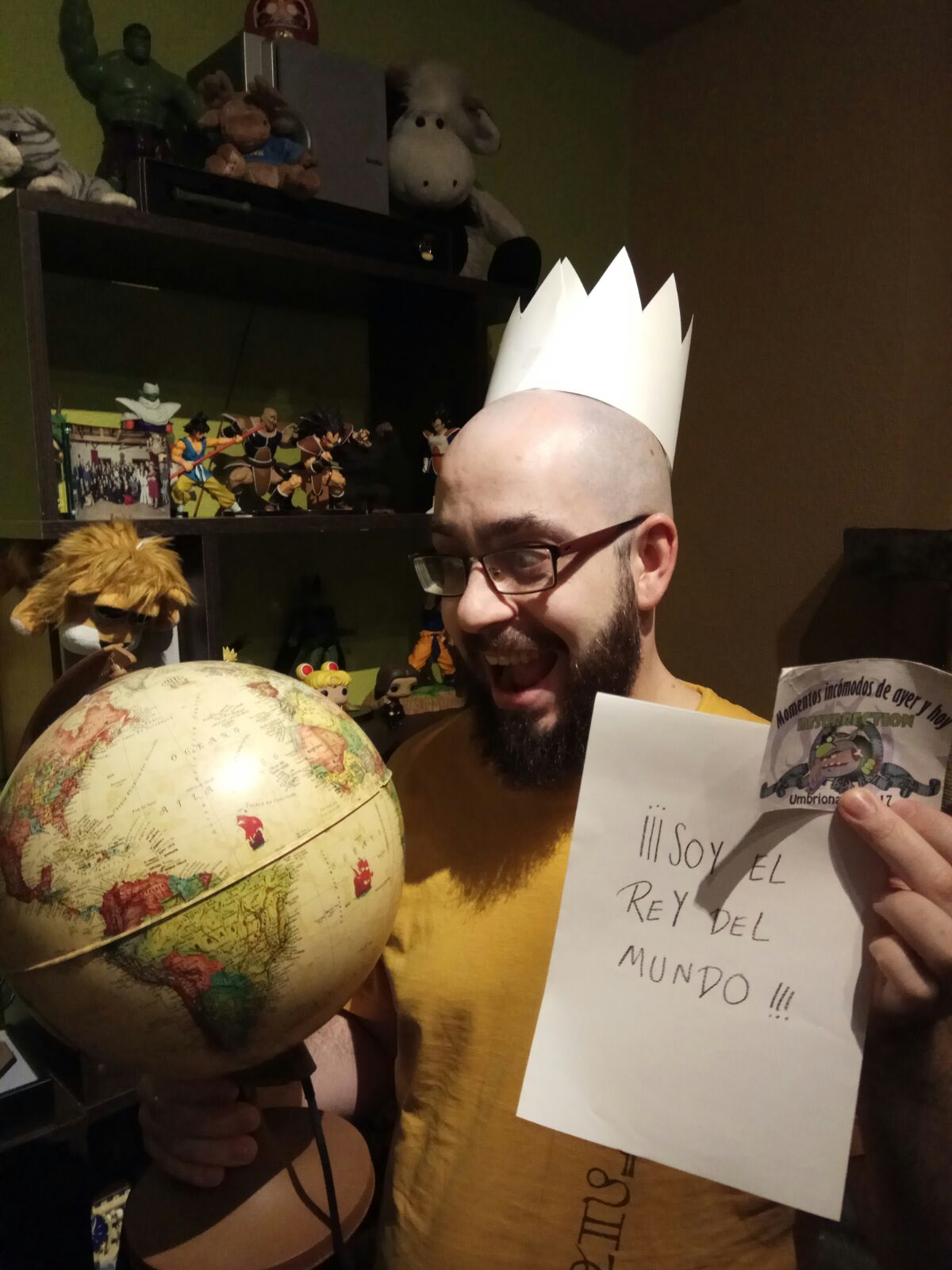 91. Con una bola del mundo en una mano, una corona en la cabeza y un cartel que diga ¡Soy el rey del mundo!