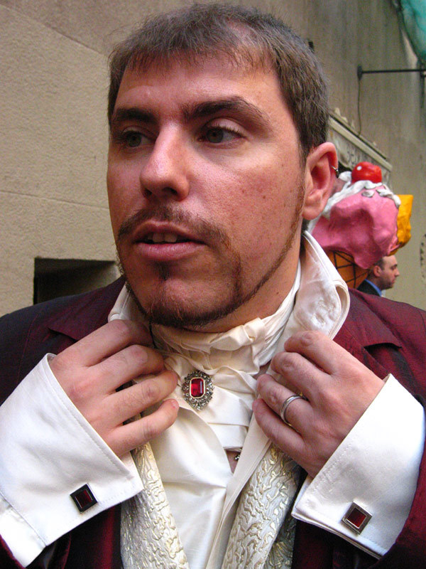 Lord, guapísimo hasta el ultimo detalle.