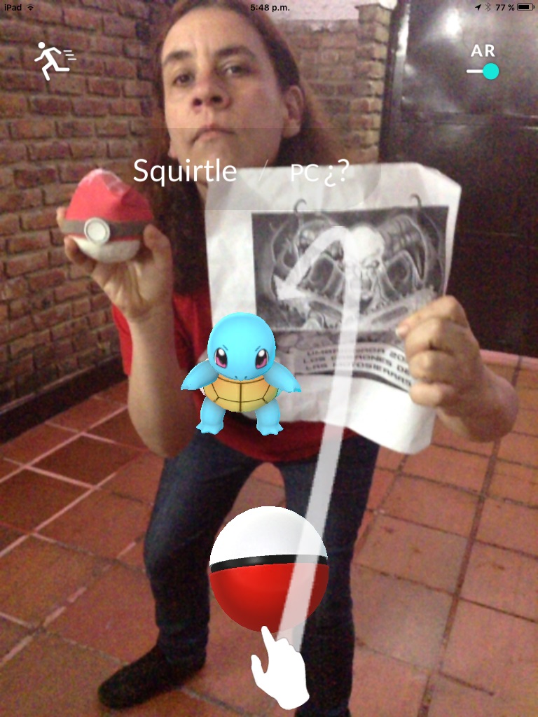 82. Sosteniendo una pokebola en la mano, con un pokemon de la app Pokemon Go cerca de ti.