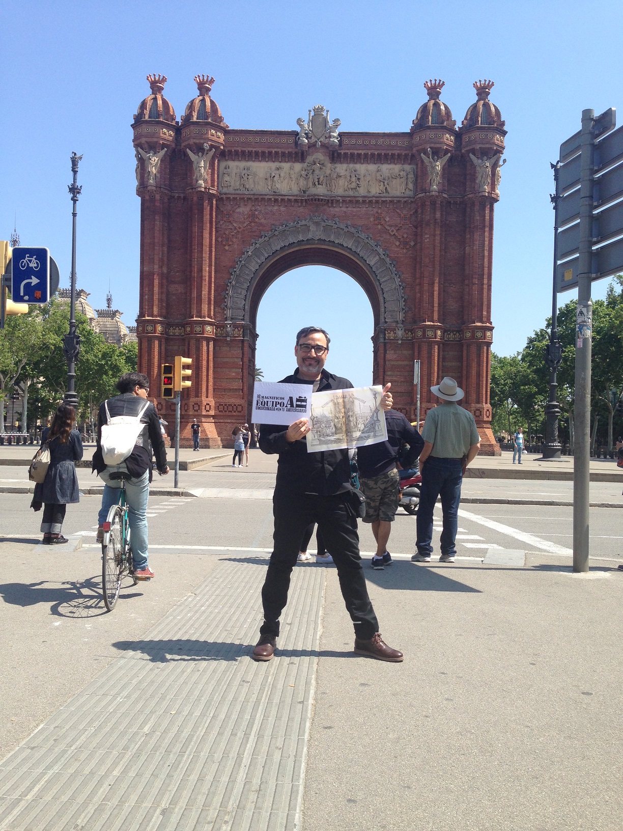 36. En alguna de las ciudades en donde haya tenido lugar una Exposición Universal, sosteniendo el afiche de dicha feria.