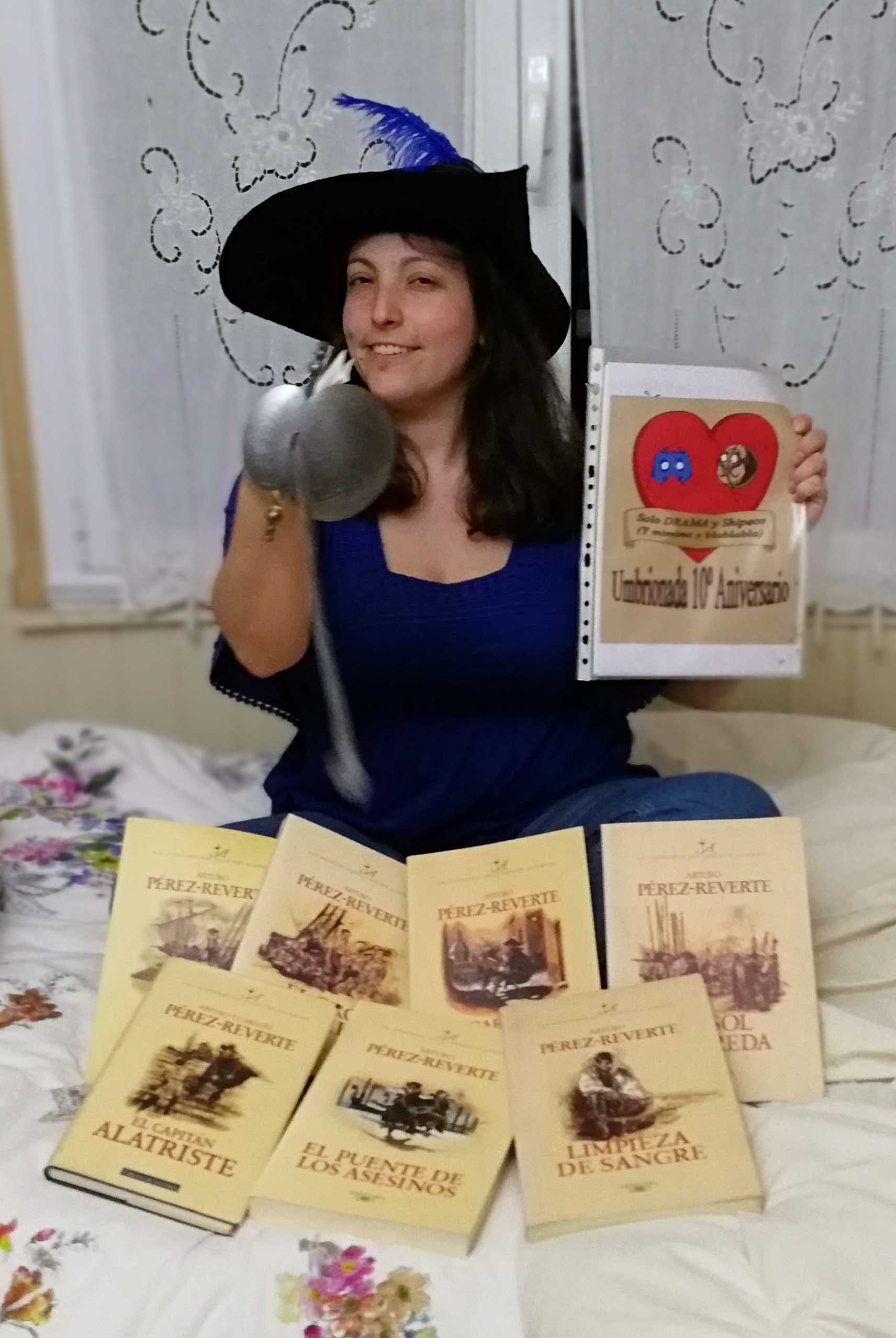 7. Con la colección completa de los libros de las Aventuras del Capitán Alatriste mientras llevas puesto un sombrero de ala ancha con pluma.