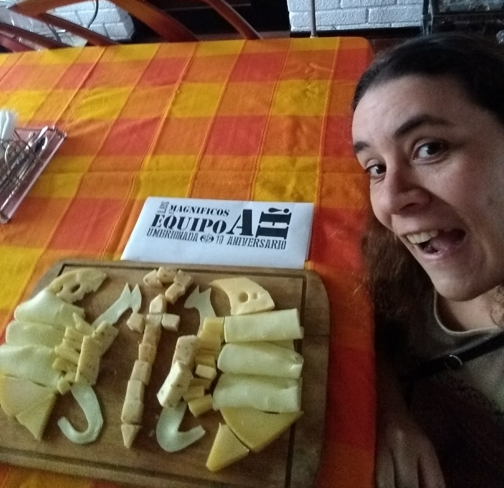 83. Con una tabla de quesos en la que la comida forme el Alyan de Comunidad Umbría 