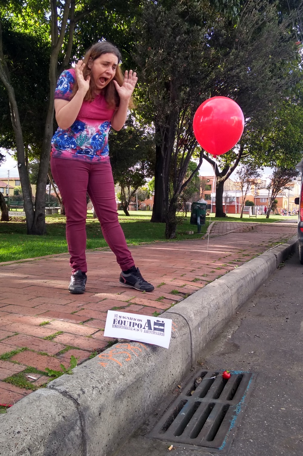 4. Con un globo rojo que flote sobre una alcantarilla, mientras lo miras con cara de verdadero horror.