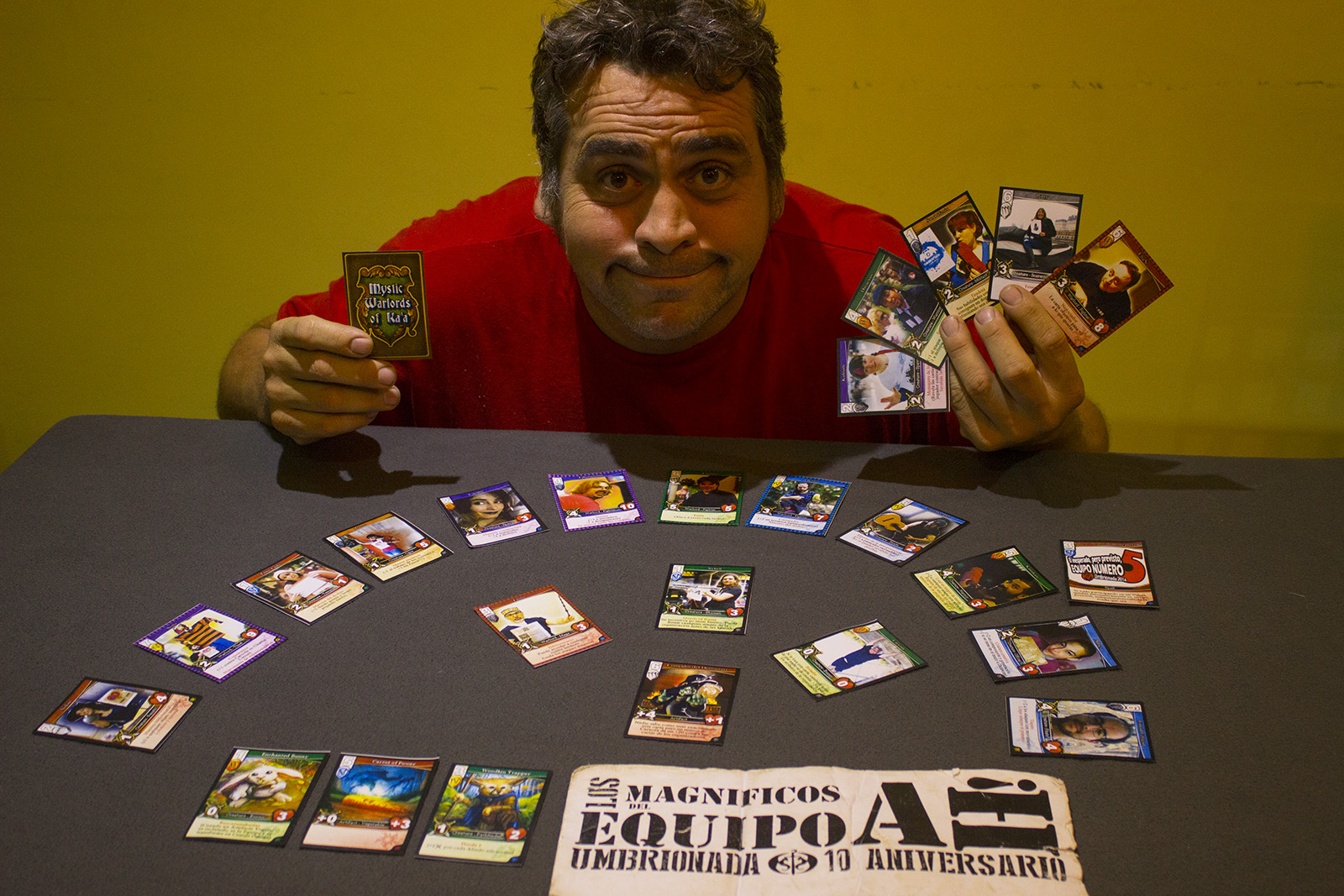 69. Con un set de cinco cartas de un juego de cartas coleccionables