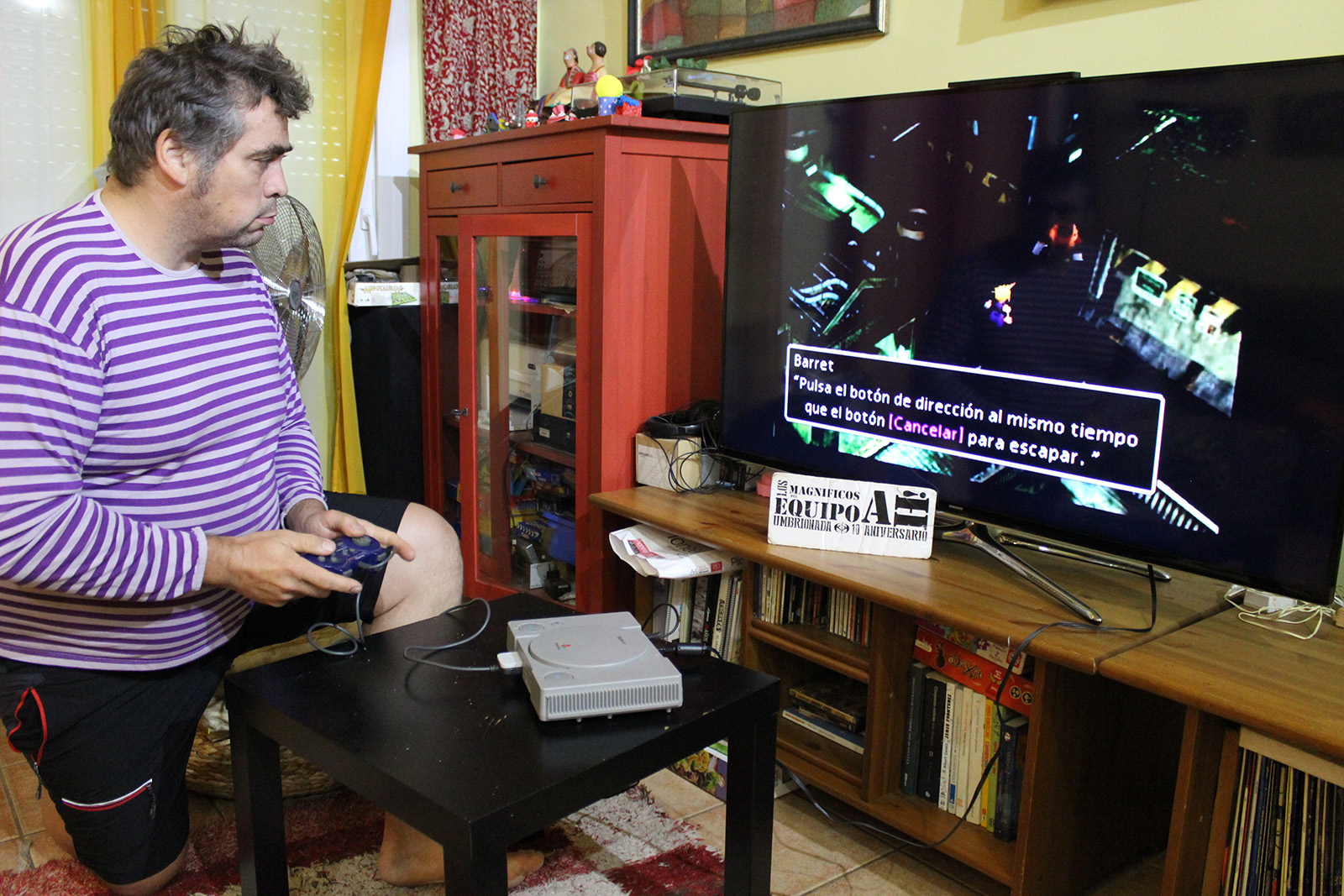 9. Jugando al Final Fantasy VII en una Play Station I