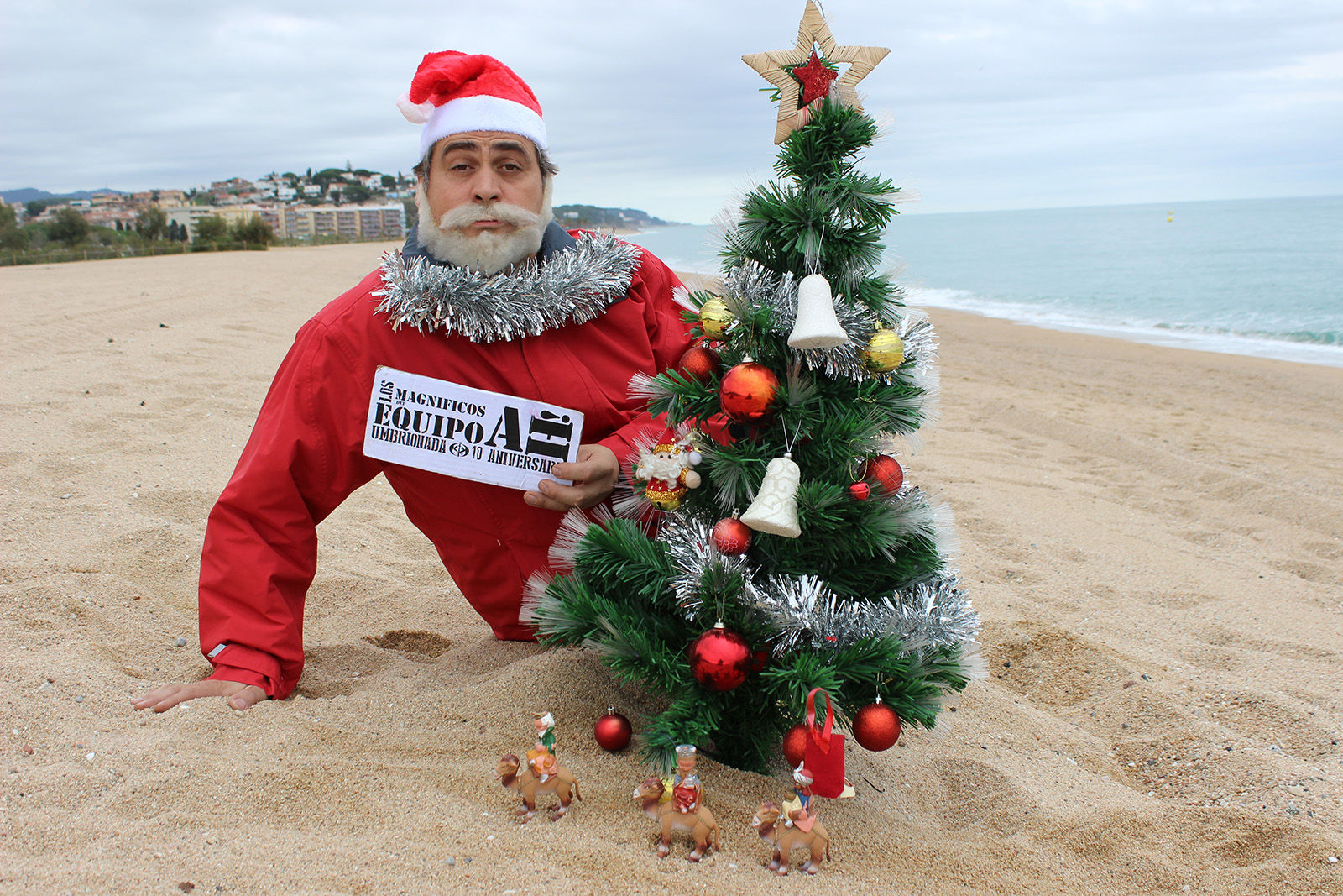 73. En una playa con un árbol de navidad. +1 si vas disfrazad@ de Papá Noel y aparecen los Reyes Magos.