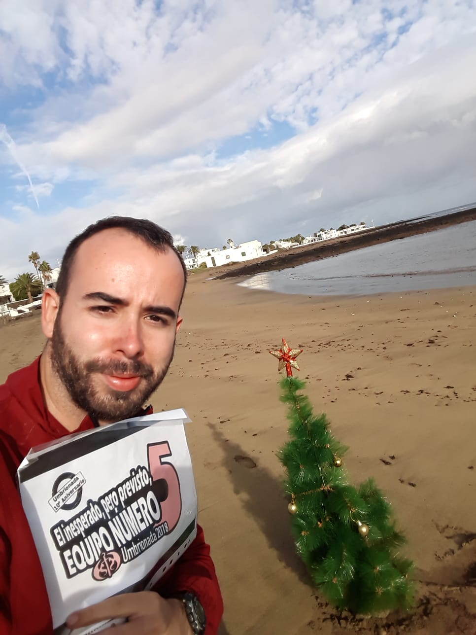 73. En una playa con un árbol de navidad. +1 si vas disfrazad@ de Papá Noel y aparecen los Reyes Magos.