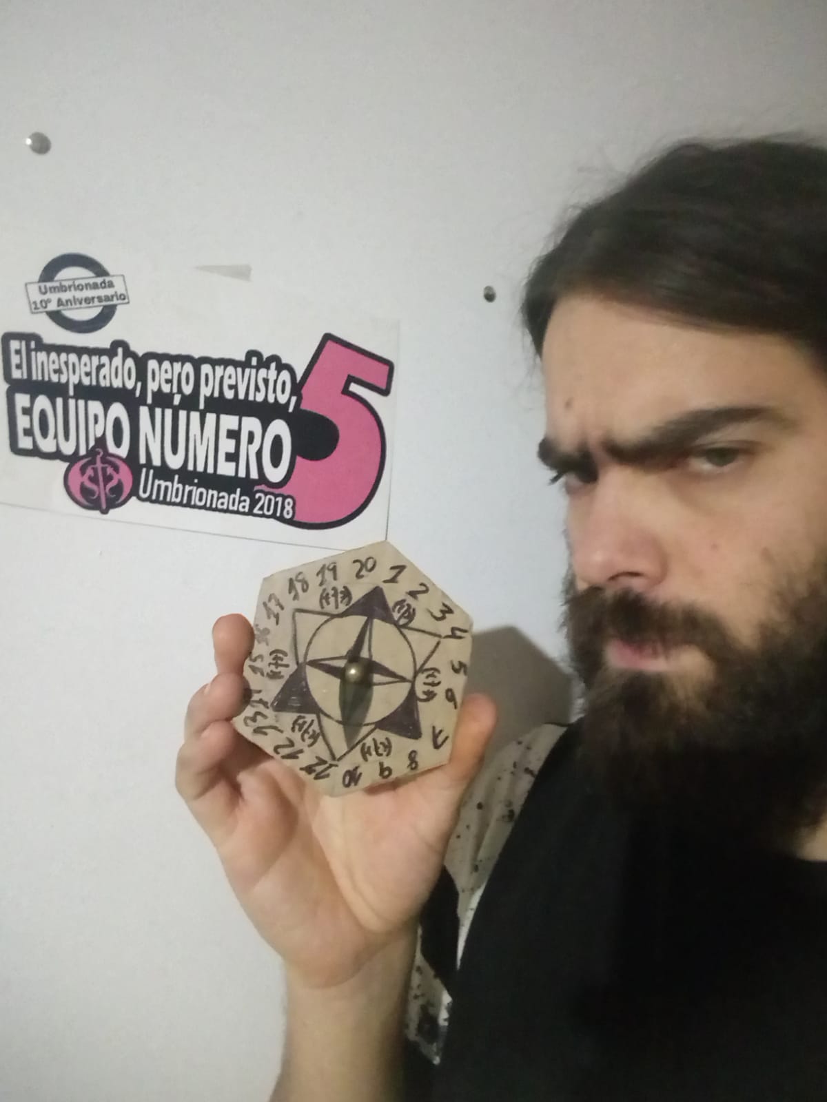 22. Sosteniendo en tu mano un d20 del estilo al del artesano del rey (así). +1 Si es el oficial del artesano del rey.