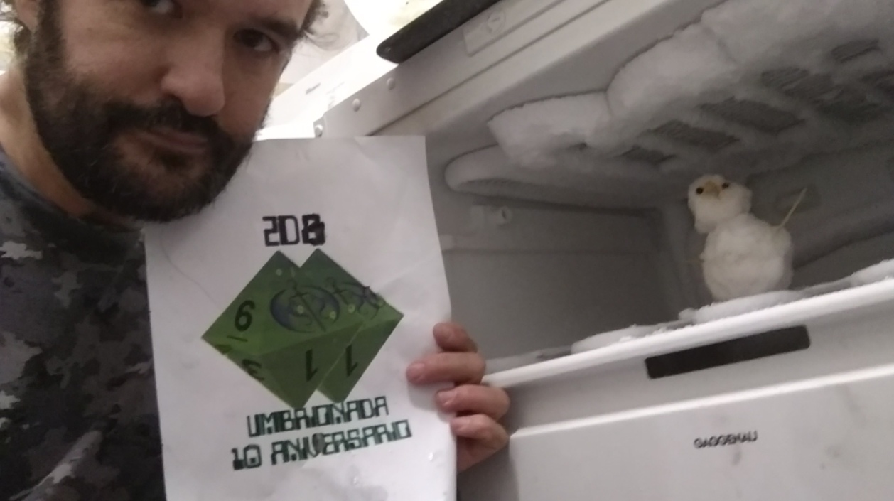 26. Con un muñeco hecho de nieve, que esté dentro de un refrigerador de casa. +1 si está dentro de una heladera comercial, de las que se usan para los