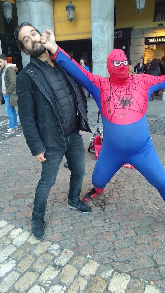 102. Con el spiderman gordo de la plaza mayor + 30 si trata de agredirte