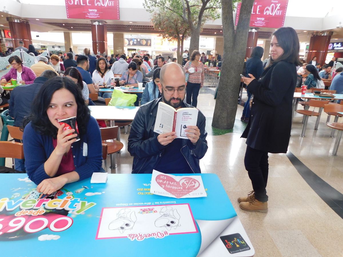 93. Leyendo, en un lugar público y abarrotado de gente, un libro que resulte incómodo para tus acompañantes