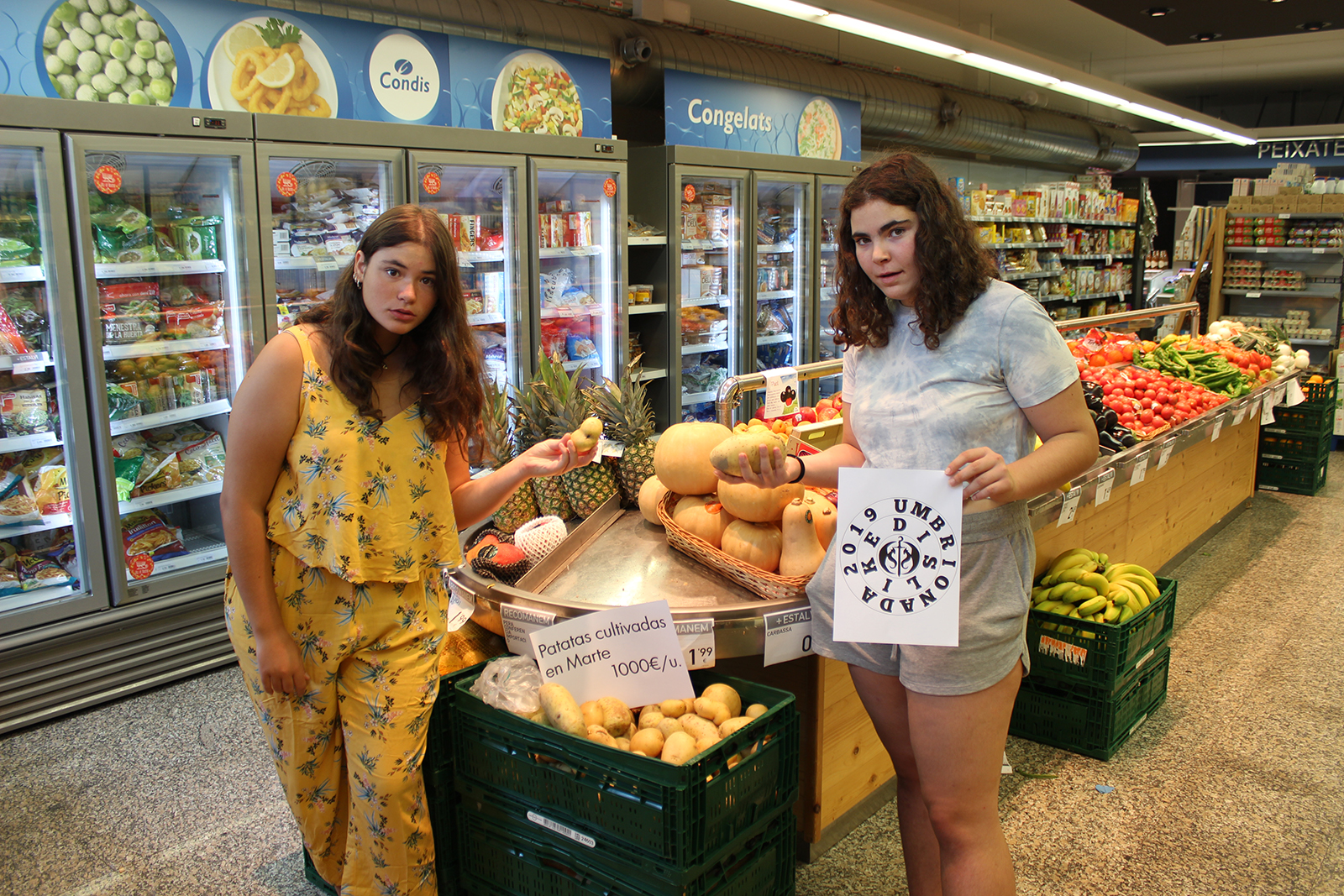 21 En la zona de verduras de un comercio junto a las patatas. Estas deben tener un precio desorbitado y un cartelito que indique que han sido cultivad