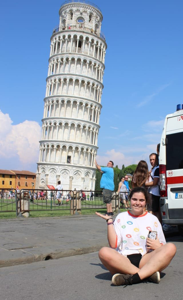 49 Conseguir un efecto óptico por el cual parezca que tú sujetas a una persona que a su vez sujeta un edificio. +1 si es en la torre de Pisa.