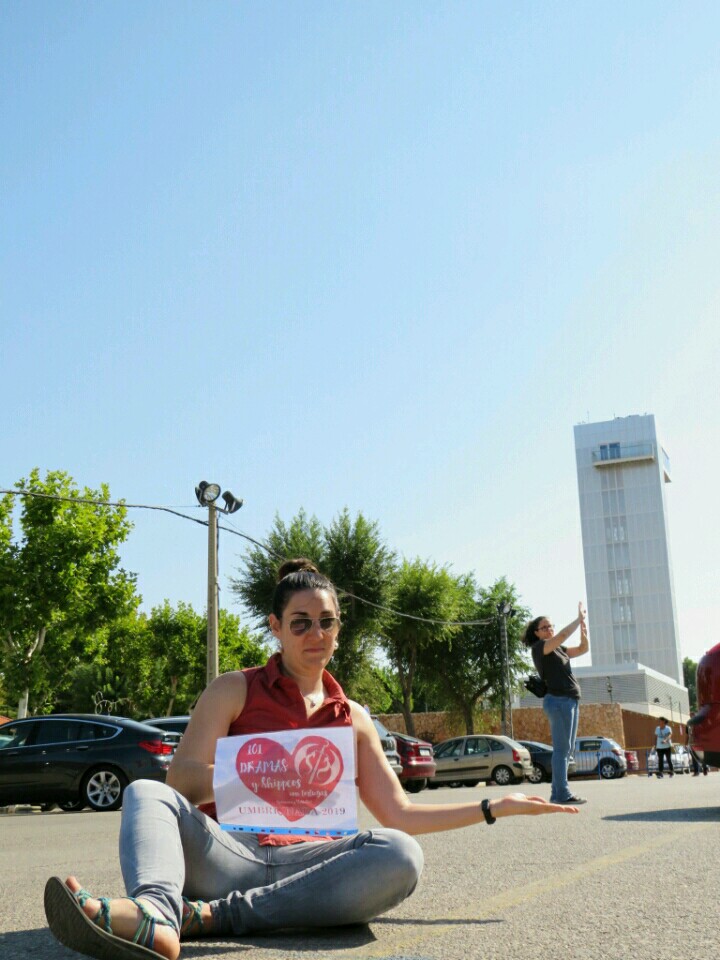 49. Conseguir un efecto óptico por el cual parezca que tu sujetas a una persona que a su vez sujeta un edificio. +1 si es la torre de Pisa.