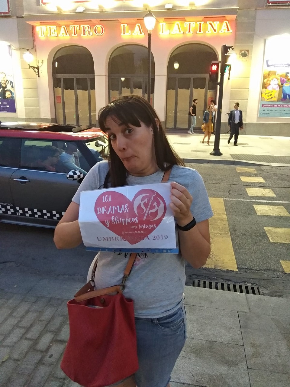 88. En la puerta del teatro “La Latina” poniendo la típica cara de Lina Morgan