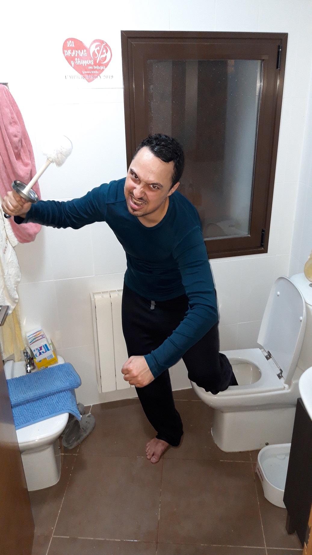 27. En un cuarto de baño, usando un efecto óptico (o no usándolo) para que parezca que tú sales de la taza del inodoro.