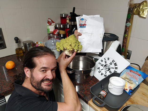 53.- Con un romanesco en una mano, una receta para cocinarlo en la otra y con TODO lo necesario para elaborar la receta.