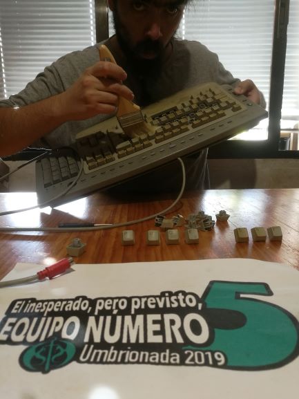 32.Limpiando las profundidades de un teclado de ordenador.