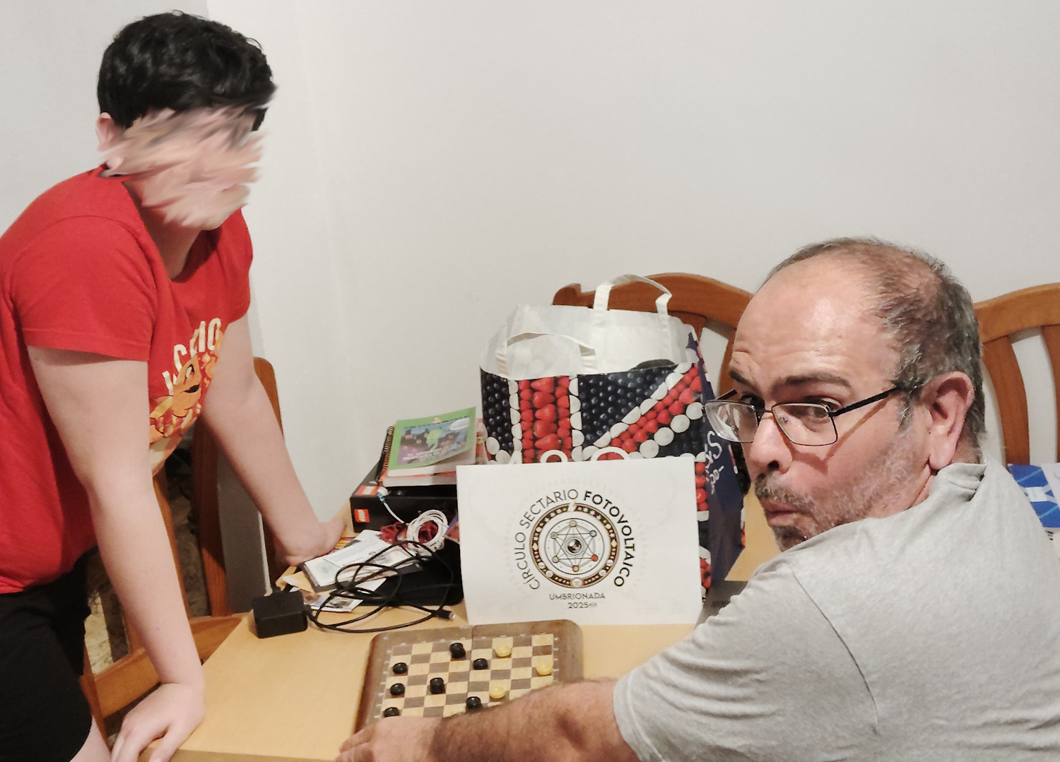 28 - Con un juego de mesa de más de 100 años. Si no es el ajedrez +1. 