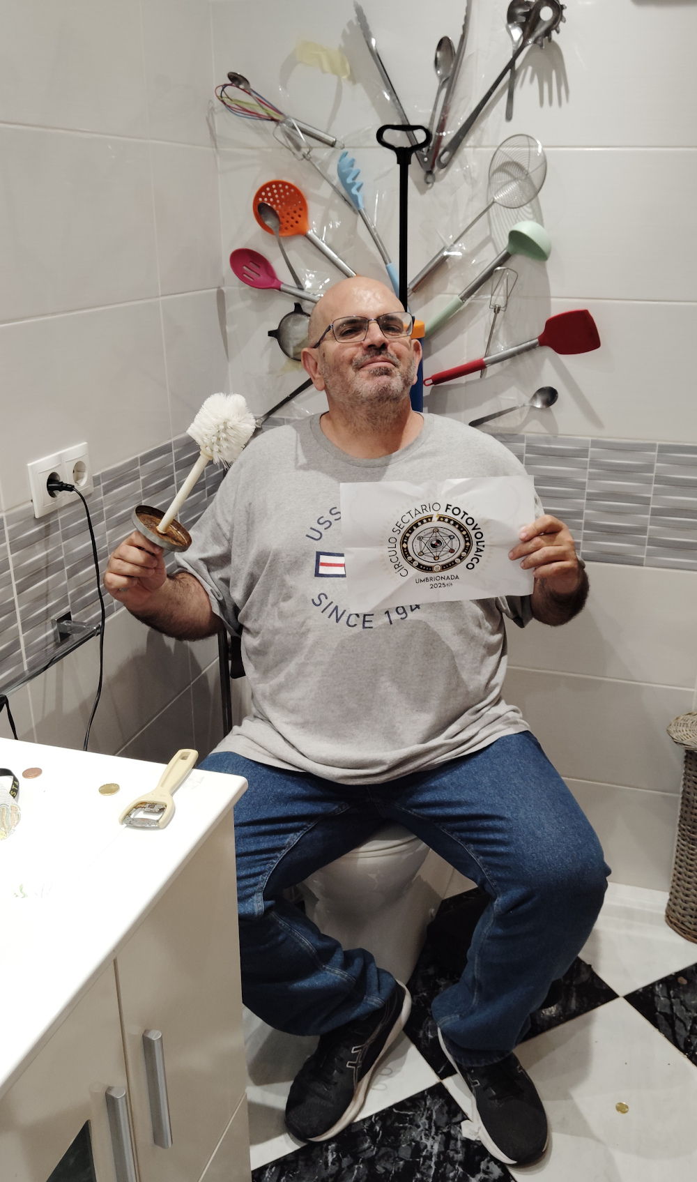 4 - Sentado en un trono que parodie el trono de hierro de juego de trono