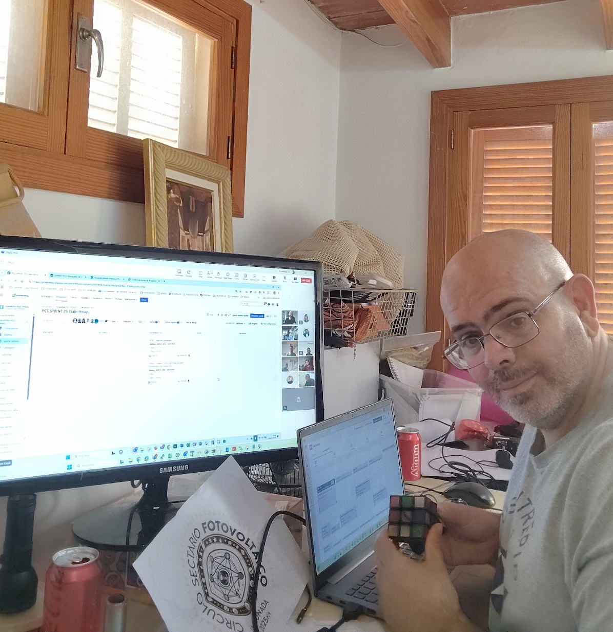 51 - Haciendo una actividad lúdica al mismo tiempo que estás en una videoconferencia de trabajo disimulando dicha actividad.