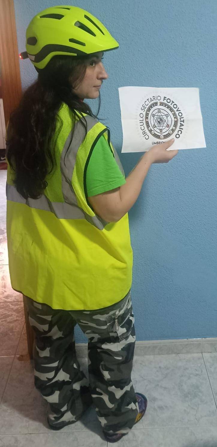 79. Vestido con una prenda de camuflaje y otra de alta visibilidad.