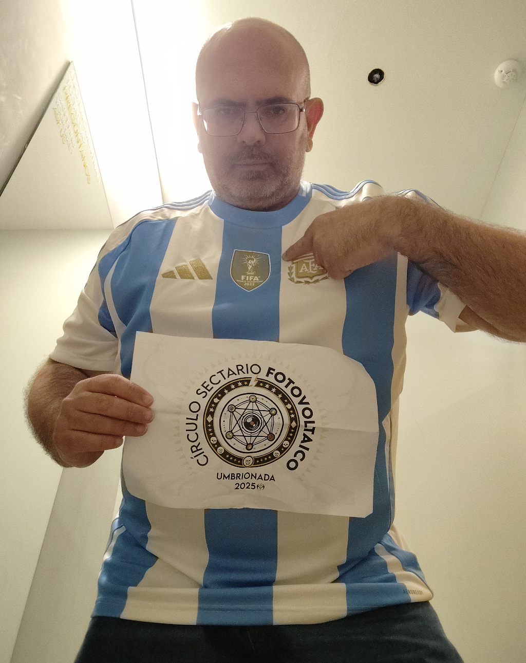 30 - Con una camiseta de fútbol de alguna selección que tenga el parche de campeón del mundo