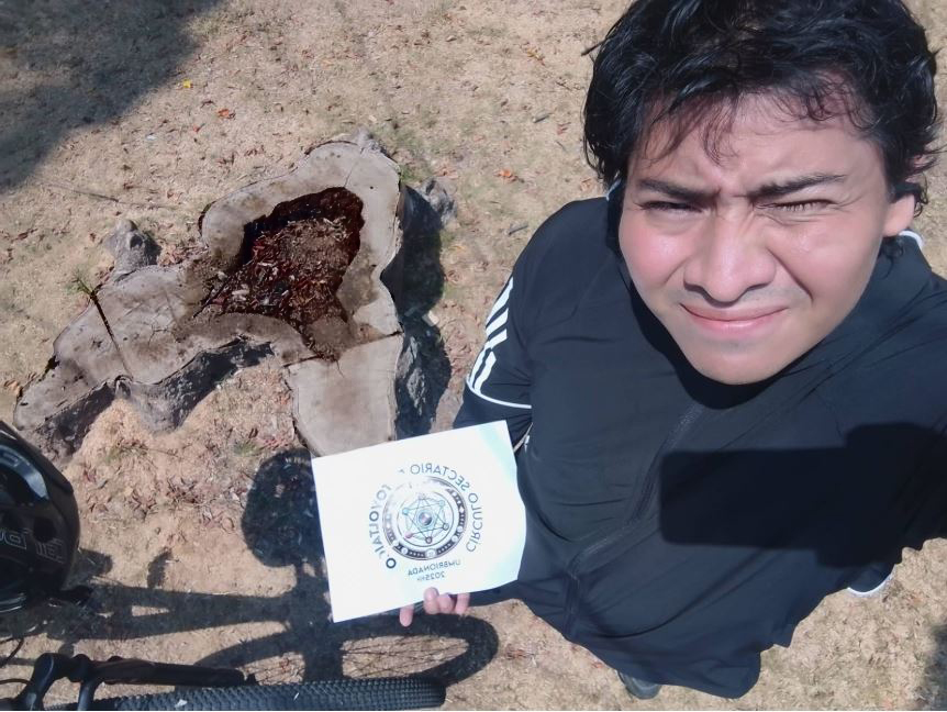 52 - Con un árbol cortado que tenga más de 100 años. Queremos poder contar los anillos.