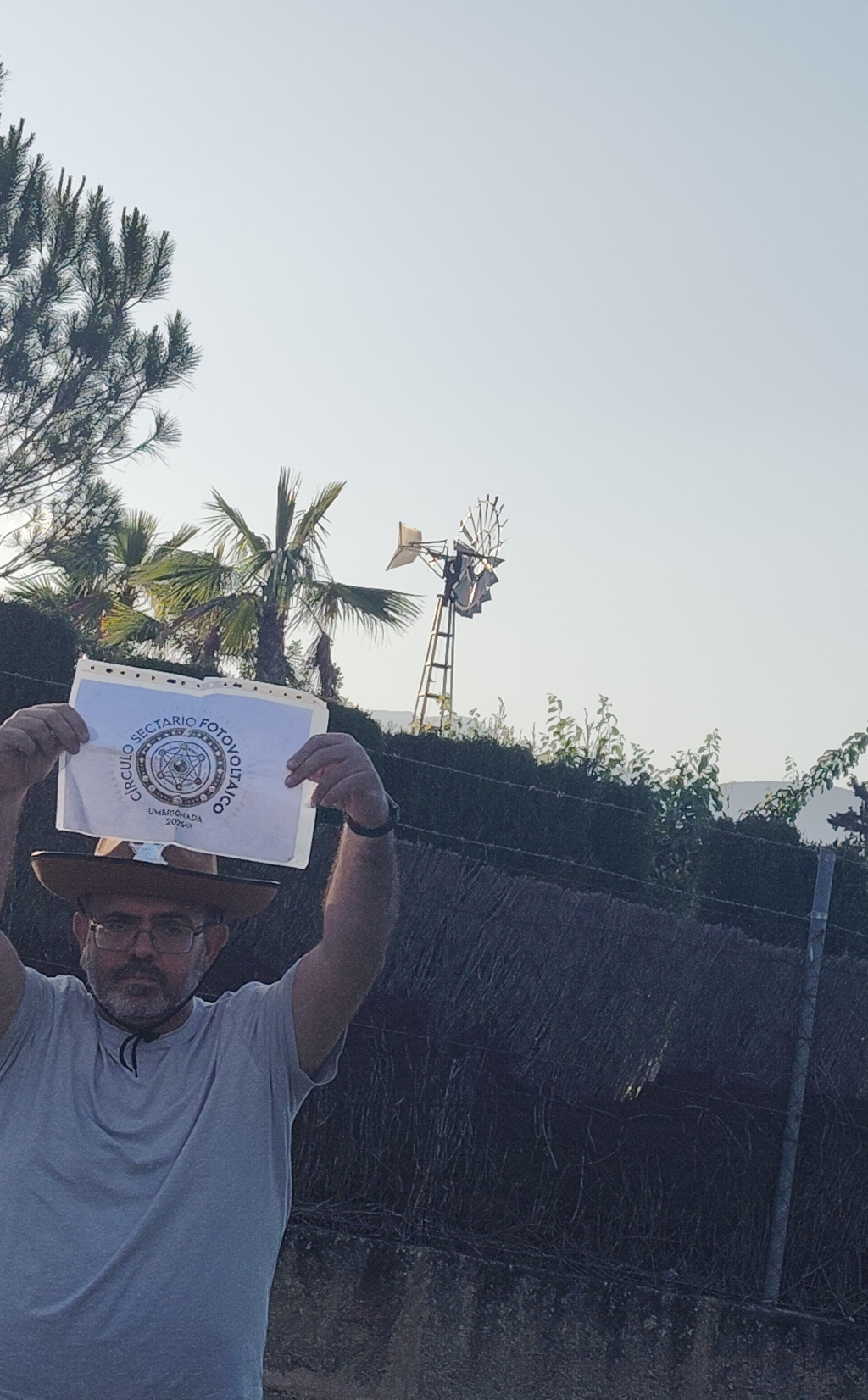 58 - Con un molino de viento multipala americano y un sombrero del Far West