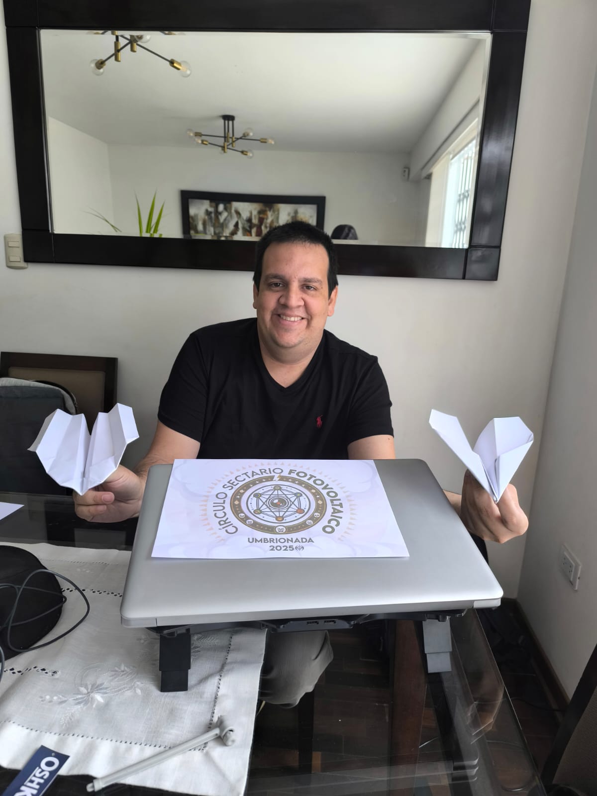 99 - Con un avioncito de papel de la pàgina web https://www.foldnfly.com/