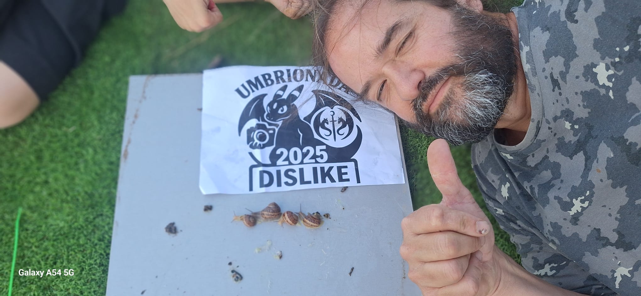 83.con un grupo de animales vivos no humanos haciendo la conga