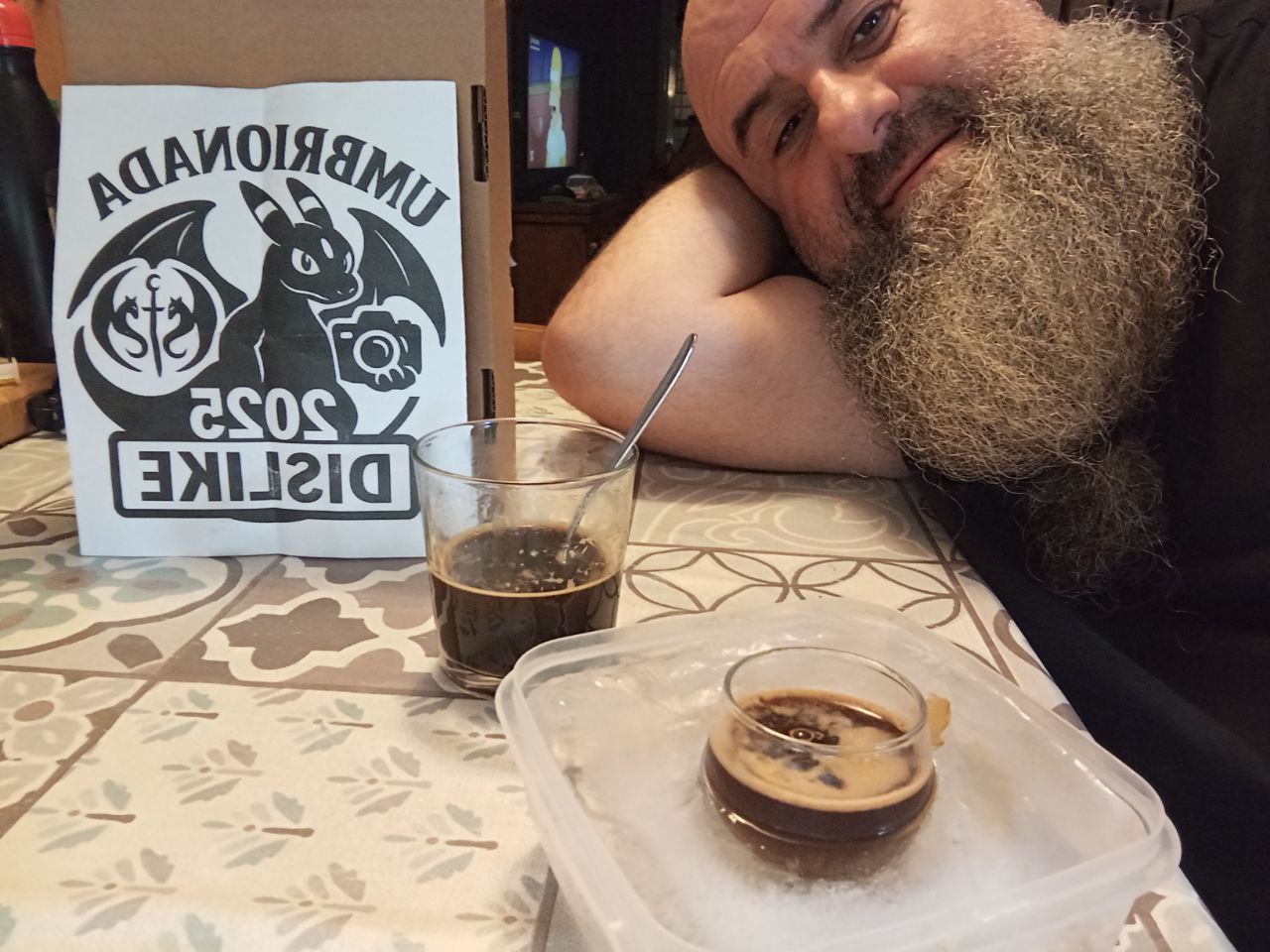 47 - Con un café dentro de un bloque de hielo.