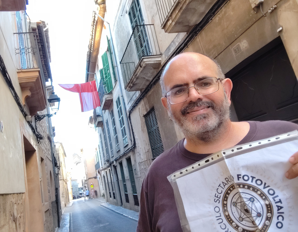 96 - En una calle con ropa tendida de fachada a fachada de dos casas encaradas.