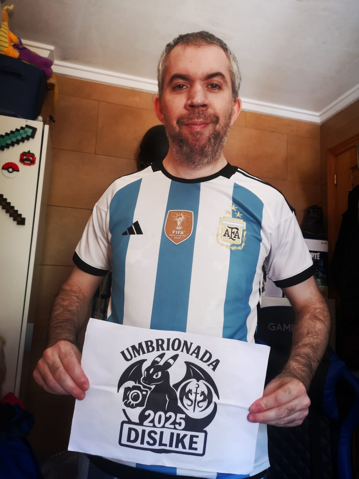 Prueba 030_Con una camiseta de fútbol de alguna selección que tenga el parche de campeón del mundo. +1 si es la del último campeón