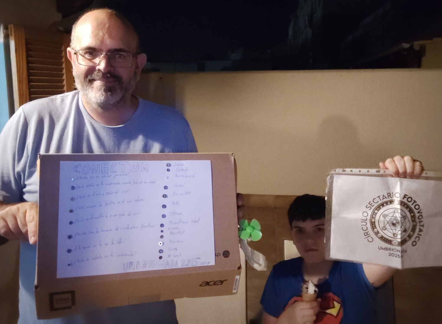 Video 1 - Jugando a un juego de creación casera que simule un juego electrónico. 