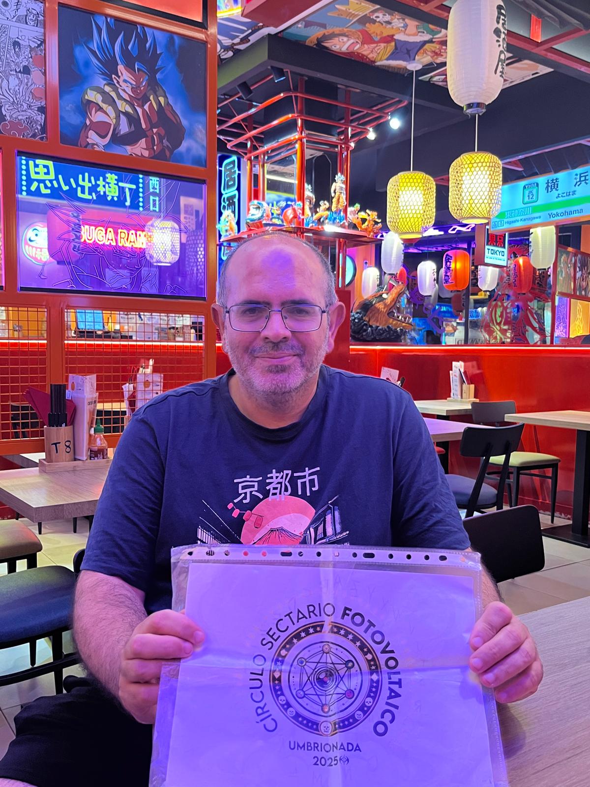 84 - En un bar o restaurante que tenga alguna pieza de decoración excepcional o interesante y que podamos verla.