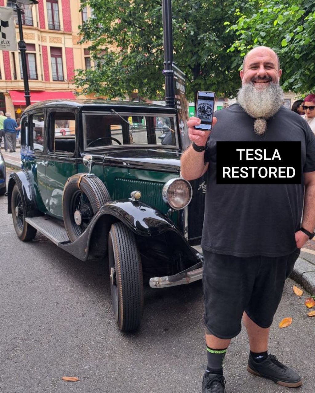 6 - Junto a un coche de más de 40 años, con la cara llena de orgullo y, con Photoshop, IA o pegatina, como un comercial de TES