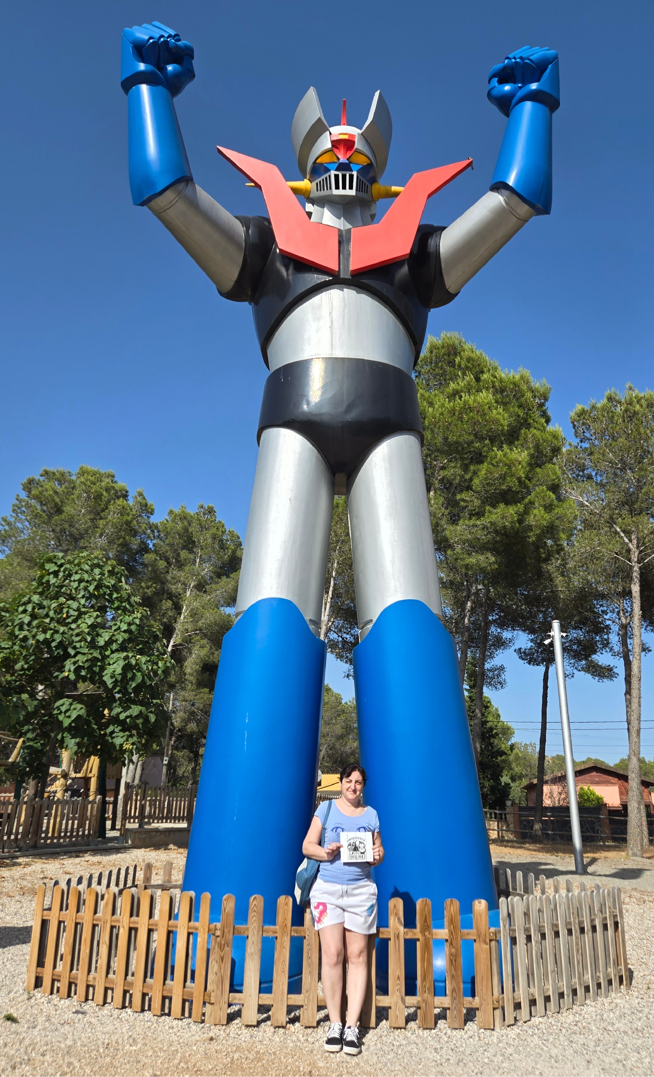 Prueba 68.- Con una estatua de un personaje manga de más de 3 mts. de alto