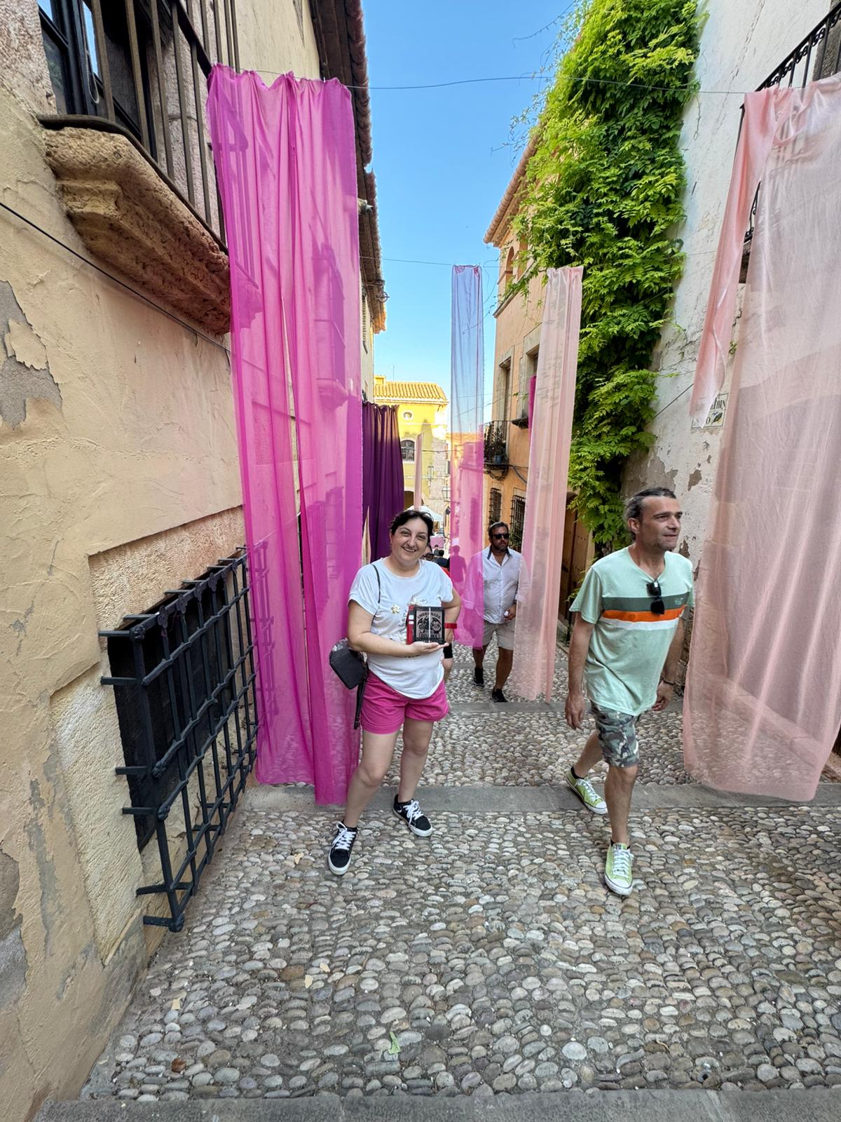 Prueba 96.- En una calle con ropa tendida de fachada a fachada de dos casas encaradas