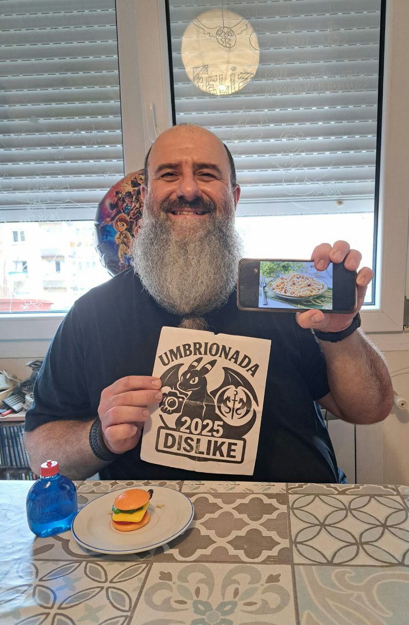 78 - Con un plato de comida malo acompañado de un smartphone dónde se ve un plato de comida buena.