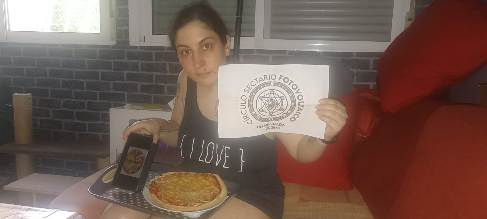 78 - Con un plato de comida malo acompañado de un smartphone donde se ve un plato de comida buena.