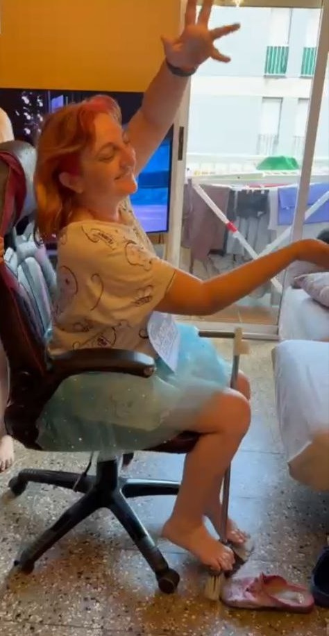 Video 5 - Imitando la pose de una bailarina de una caja de música subido en el palo de una escoba mientras otra persona te hace girar. Imprescindible 