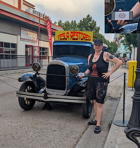 06-Junto a un coche de más de 40 años, con la cara llena de orgullo y, con Photoshop, IA o pegatina, que se describa como un anuncio comercial de TESL