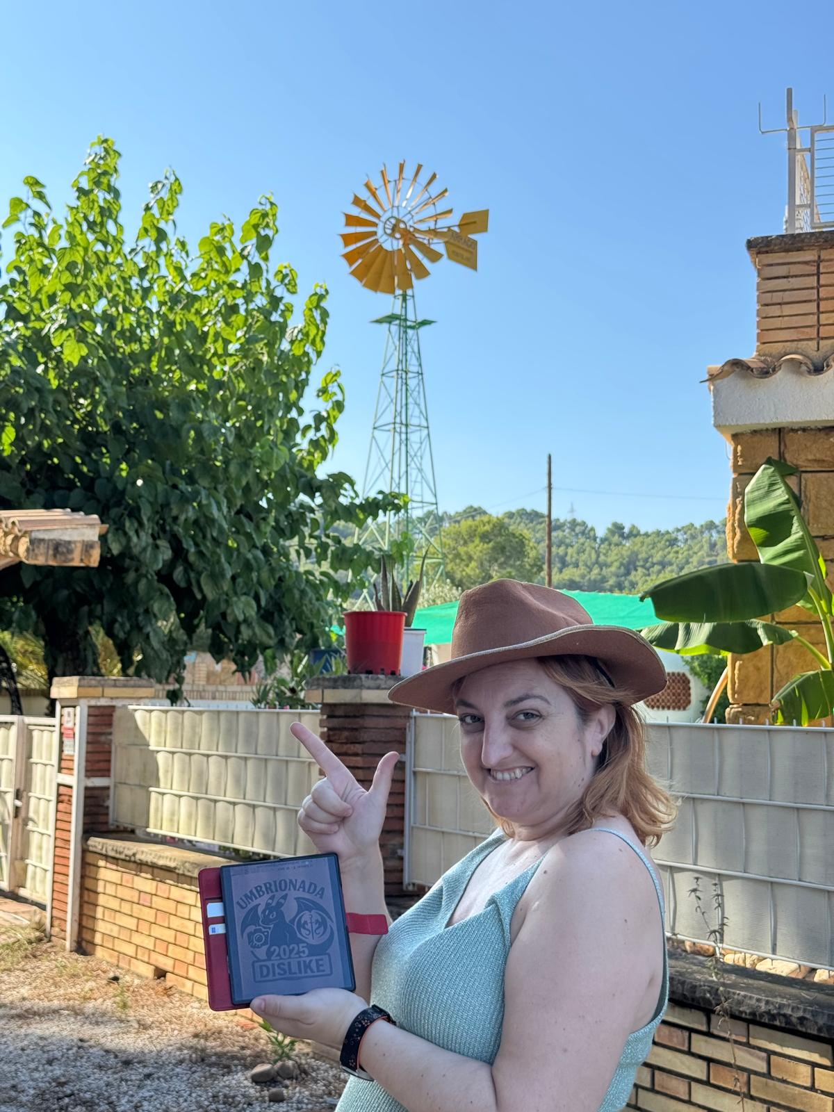 Prueba 58.- Con un molino de viento multipala americano y un sombrero del Far West