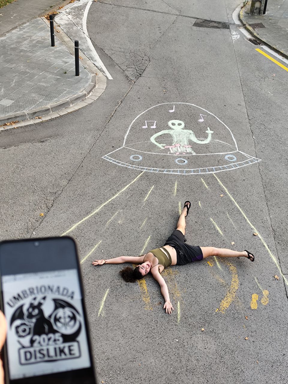16. Hacer un dibujo en la arena de la playa o con tiza en el suelo, en el que estés integrado y haciendo la foto desde arriba (con un dron, una escale