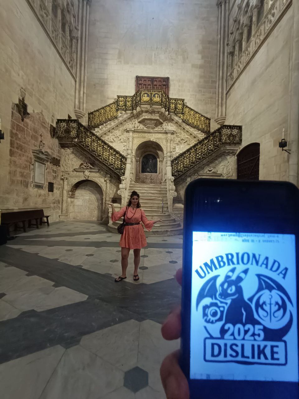 53. En un hall de un edificio con una escalinata doble que se junta en su parte superior. +1 si vas con disfraz de la época Victoriana.
