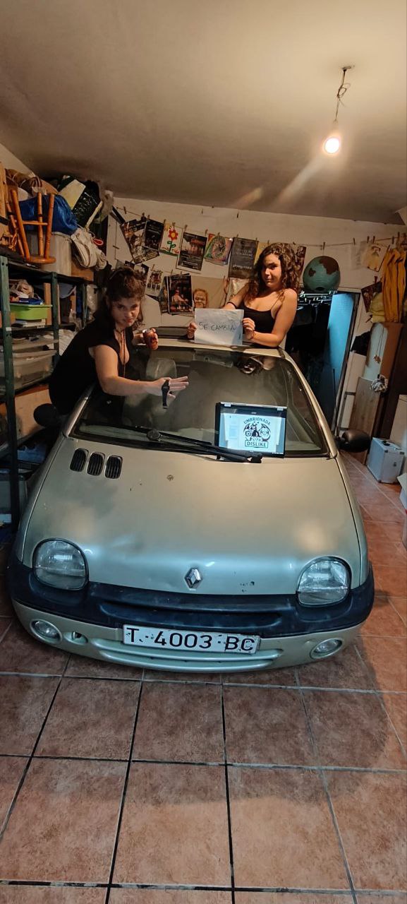 67. Dentro de un Twingo, con un reloj Casio y un cartel que ponga “se cambia”.