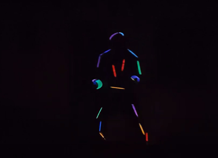 Video 9 - Bailando a oscuras con las lineas del cuerpo marcadas con pulseras de luz química de las que brillan en la oscuridad.